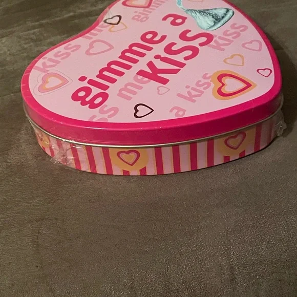 NIP collectible Hershey’s Heart Gimme A Kiss tin Valentine's Day great gift - Picture 3 of 5